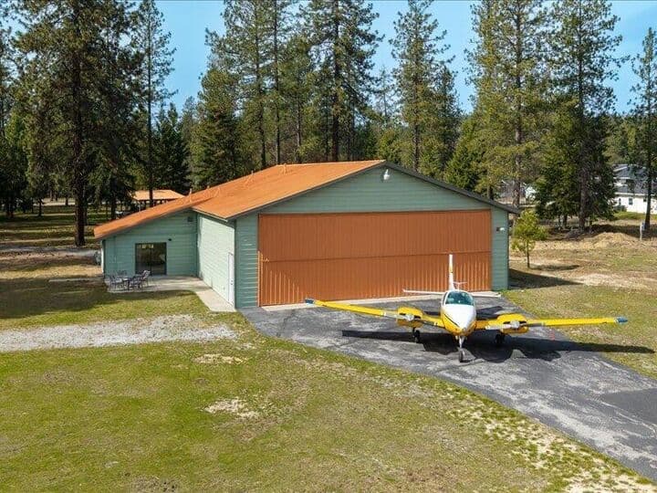 Hangar Home on Runway & Golf